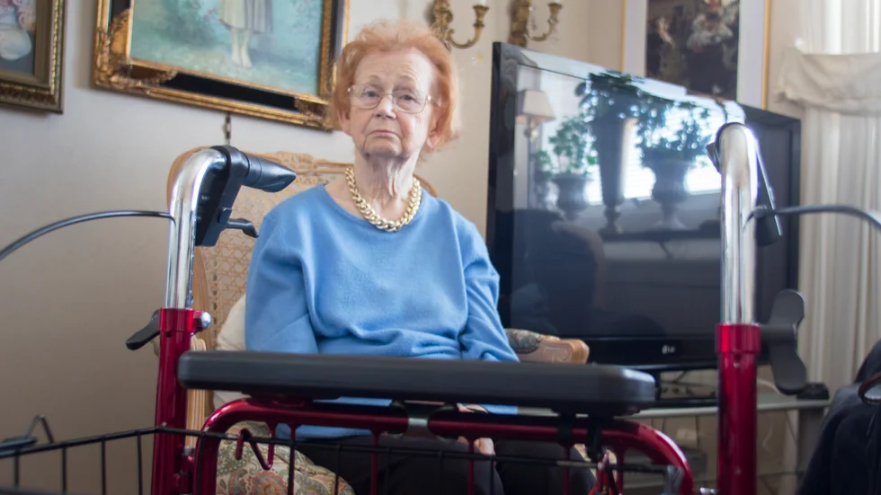 Ewa Johansson försökte ta sig ned för trapporna för egen maskin, men rullatorn tog hon med sig. Det höll på att sluta illa.