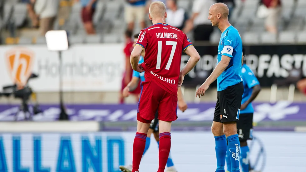 Djurgårdens Karl Holmberg och Halmstads Andreas Johansson.