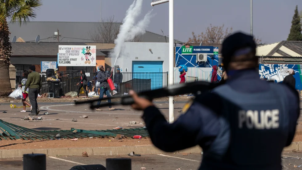 Över 200 personer har gripits i Sydafrika efter våldsamma protester och plundringar.