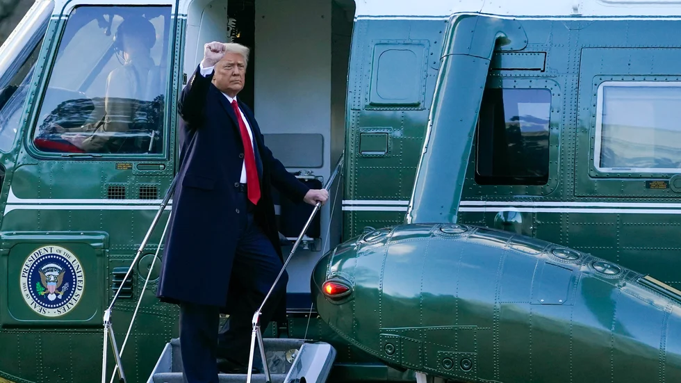 USA:s förre president Donald Trump lyfte sin näve i en kampgest när han lämnade Vita huset och presidentposten i den 20 januari i år. Arkivbild.