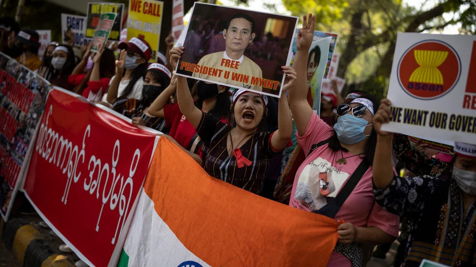 Flyktingar som tillhör folkgruppen chin i protest mot militärregimen i Myanmar. Arkivbild.