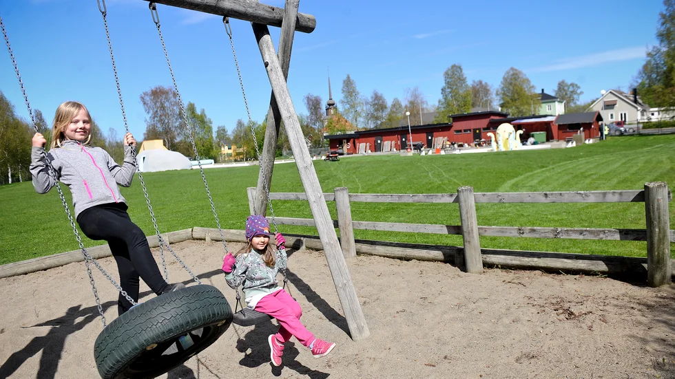 Medlemsantalet i föreningen Kågebadets vänner har ökat och för medlemsavgifterna kommer leksaker till barnen att införskaffas. Tuva Larsen och Melissa Stark trivs på Kågebadet.