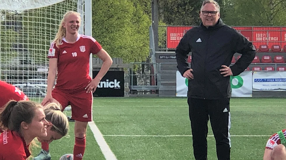 Sportchefen och tidigare allsvenske liraren Leif Strandh klev i Stellan Carlssons frånvaro in bredvid Christoffer Sylvén på PIF-bänken under matchen mot Djurgården. "Men jag hoppas att Stellan är tillbaka så snabbt som möjligt", kommenterade Leif efter måndagspasset.