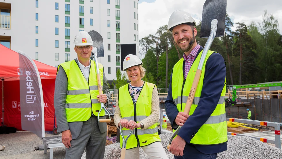 Patrik Emanuelsson, vd för Heba, Hanna Lindskog, vd för Åke Sundvall Byggnads AB och kommunstyrelsens ordförande Erik Pelling tog det symboliska första spadtaget för nya bostäder i Rosendal.