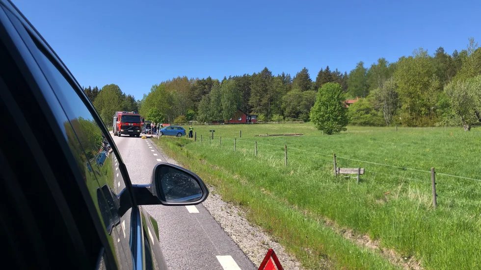 Väg 57 stängdes helt i båda riktningar under en dryg timmes tid i samband med olyckan.