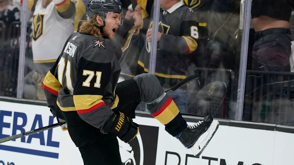 Vegas William Karlsson jublar efter sitt mål mot Colorado.