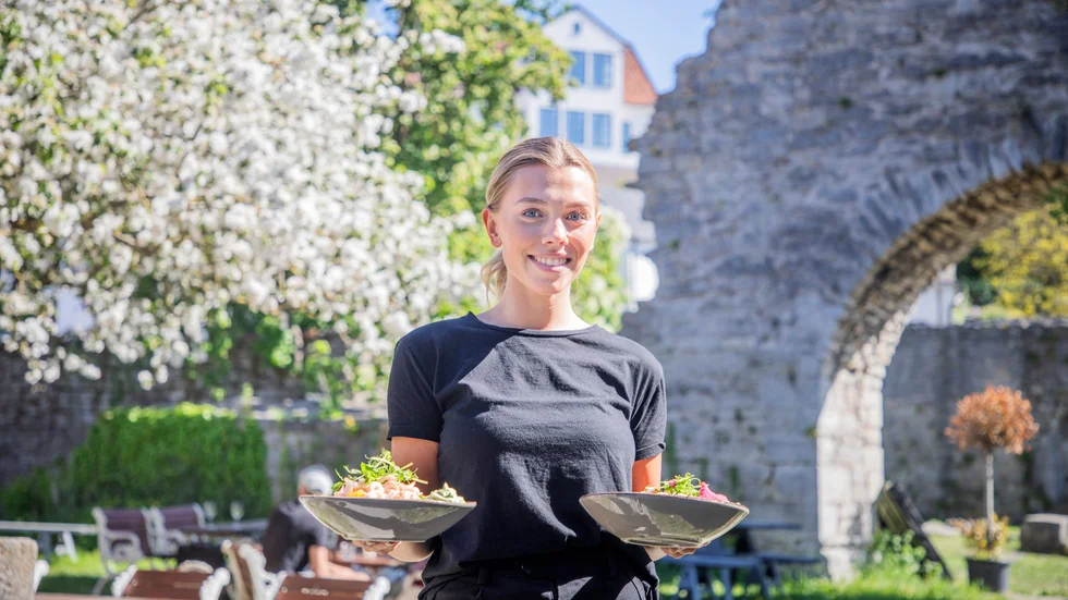 Engla Falk gör sin första sommar på S:t Hans café.
