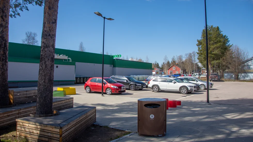 Här vid parkeringen till matvaruaffärerna i Jokkmokk var det en större mängd ungdomar som samlades förra helgen. Då det inte finns en arrangör för samlingen kan ingen straffas enligt pandemilagen.