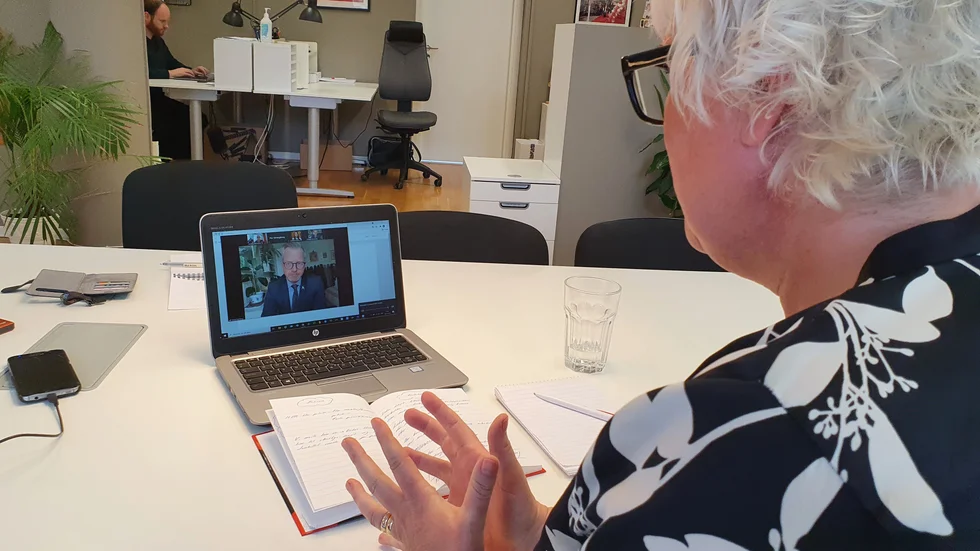 Kristina Edlund, gruppledare för Socialdemokraterna, diskuterar gängkriminalitet med inrikesminister Mikael Damberg (S).