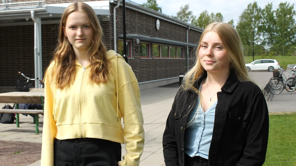 Emma Johansson och Towe Ståhlblom som går i nian på Mariebergsskolan har bägge valt vård- och omsorgsprogrammet till gymnasiet.