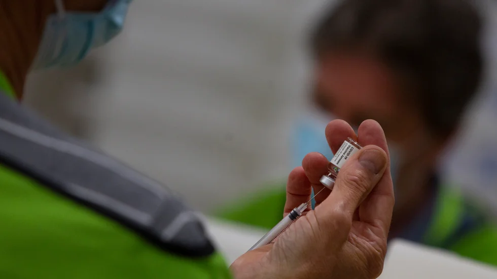 En vårdanställd i Antwerpen förbereder en dos av Janssens vaccin mot covid-19. Arkivbild.