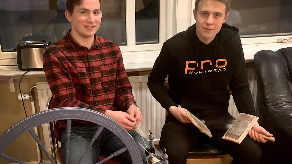 Lantbrukseleverna Johan Isaksson och Valter Holmberg valde att tillverka lokalproducerat ullgarn på skolans entreprenörskapskurs. "Våra klasskompisar tyckte det var coolt", säger Valter Holmberg.