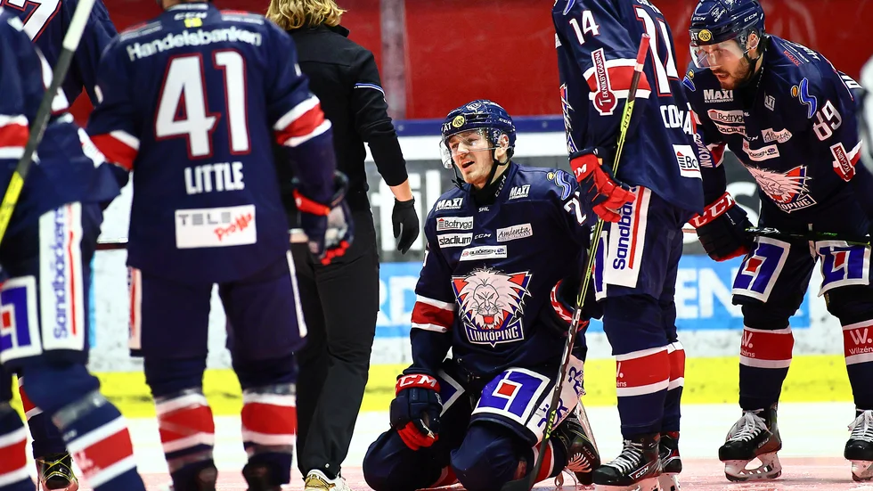Hampus Larsson efter otäcka smällen i Saab arena förra hösten. Om det blir någon mer hockey för backen är ovisst.