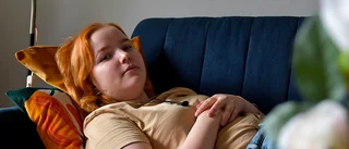 Sjukdomen gör Emma, 25, orkeslös: "Kommer nog behöva rullstol snart – jag blir ju sämre och sämre"