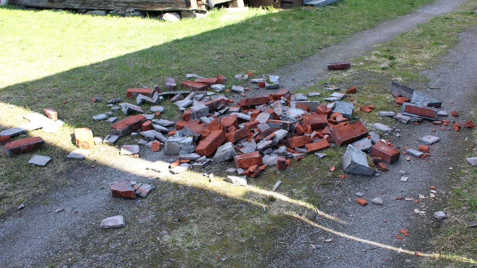 Resterna av skorstenar som blåst sönder i en storm, har fått ligga kvar på marken sedan början av mars, i Bonnstan.
