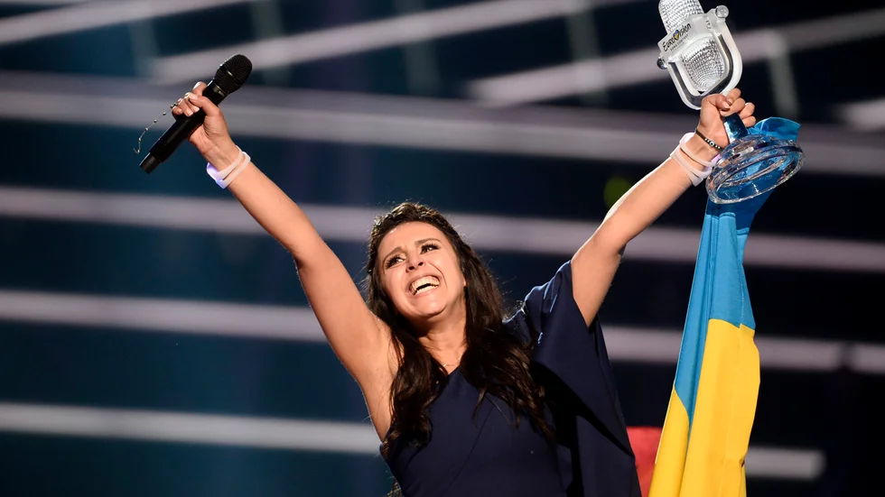 Jamala firar vinsten i Stockholm 2016. 