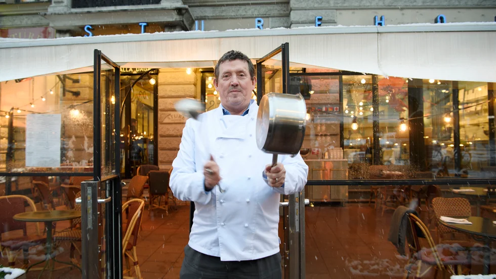 Krögaren PG Nilsson, här utanför krogen Sturehof i centrala Stockholm, låg bakom vinterns protestvåg mot den kompensation som staten erbjöd restauranger när restriktioner infördes. Arkivbild