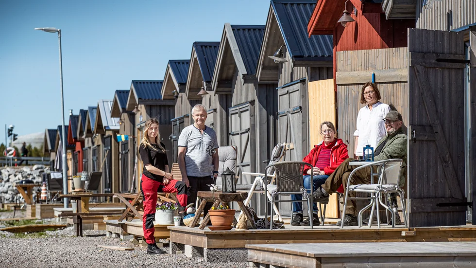 Byggnaderna får regelmässigt inte kallas för sjöbodar. Men vad spelar namnet för roll när man kan skapa sin egen skärgårdsidyll? Filippa Nyström, Lars Nyström, Inger Sandberg, Margareta Nyström och Jörgen Bergström trivs vid Bondö marina.