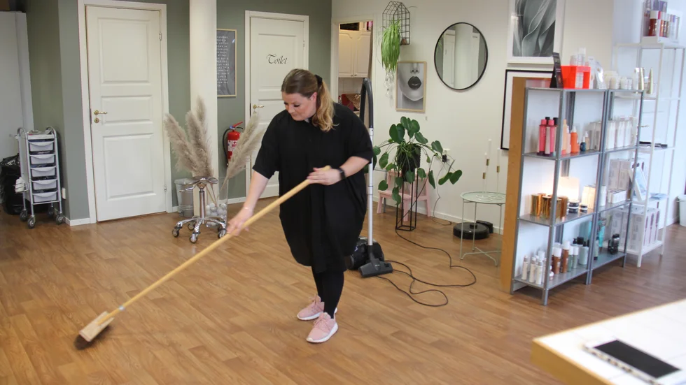 Johanna Frithiof sopar glasrester efter nattens inbrott.