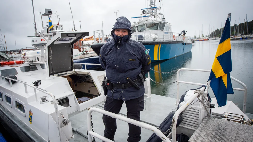 Cordula Ljungqvist, tjänsteman hos Kustbevakningen kämpade på i regnet. "Vi påverkas inte så mycket, inte mer än att vi blir blöta i håret", sa hon.
