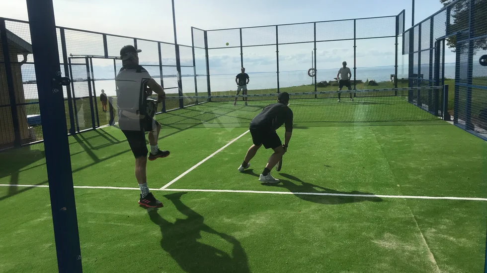 Padel mot horisonten. Vätterviksbadet och Vadstena camping har dragit i gång spel på sin padelbana, intill strandkanten. Sporten har gjort ett besök på anläggningen där det planeras mixedturnering i slutet av sommaren.