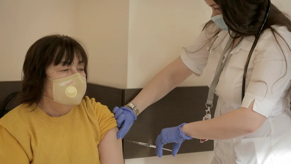 En vårdanställd vaccineras mot covid-19 i Sofia. Arkivbild.