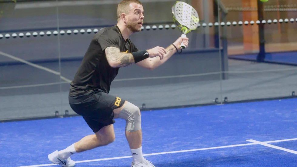 Mattias Ståhl motionerade lite med racketsporter efter att ha slutat med fotbollen – och blev en av alla som blev totalbiten av padel. Nu är han en av två tränare på PDL center i Nyköping.