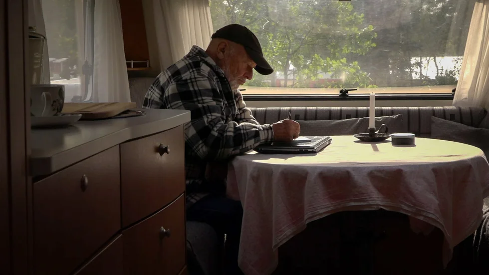 I "Brevfilmen" får publiken ta del av tio videobrev som Stefan Jarl "skrev" och skickade till sin vän och kollega Carsten Brandt mellan maj 2018 och juli 2020.

