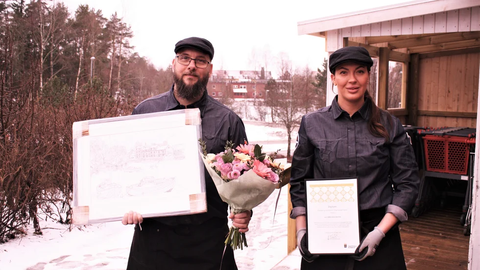 Magnus Wiklund, ICA-handlare och Josefine Knutsson, butikschef, fick ta emot årets tillgänglighetspris i Enköpings kommun.