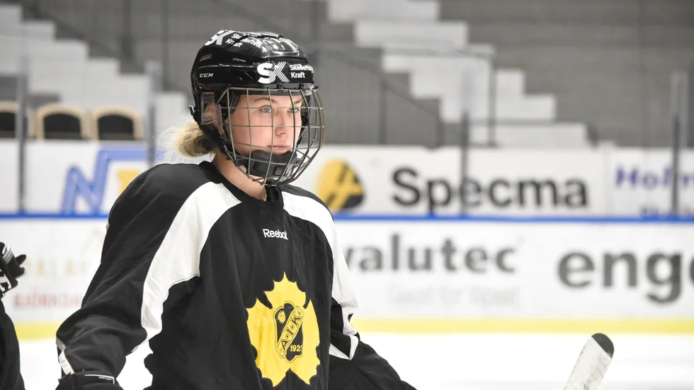 Ronja Danielsson är klar för ytterligare en säsong i Skellefteå AIK.