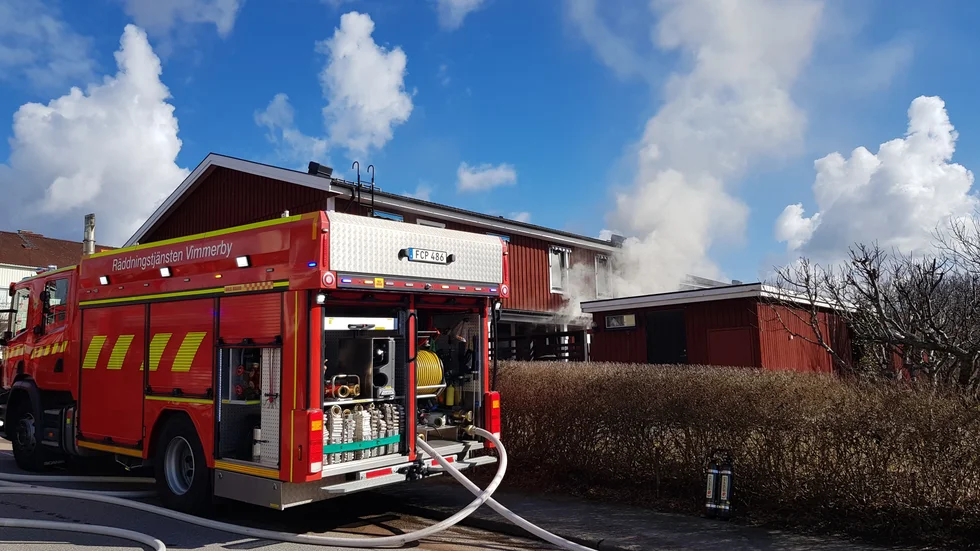 Röken väller ut från nedervåningen. 