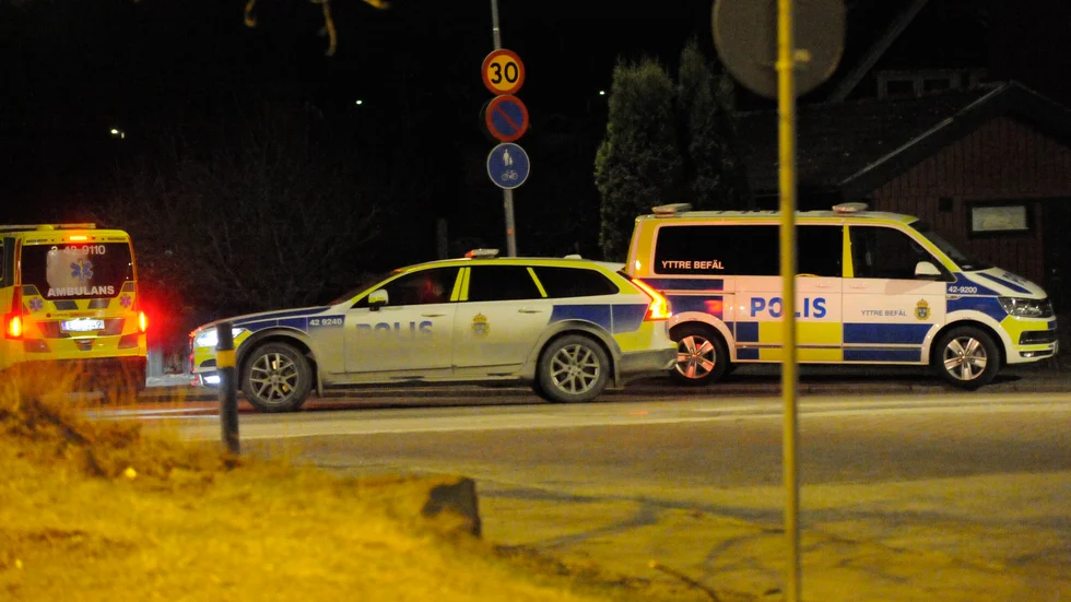 Polisen har gripit en man i 65-årsåldern. Målsäganden är man i 55-årsåldern. Det misstänkta brottet ska ha skett inne i ett hem.