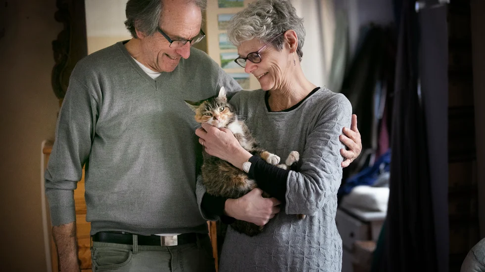 Lars-Hugo Jansson och Katarina Flemk med katten Hilma.