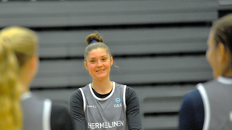 Josefin Vesterberg välkomnades av lagkamraterna under fredagsträningen nu när det nya kontraktet är påskrivet.