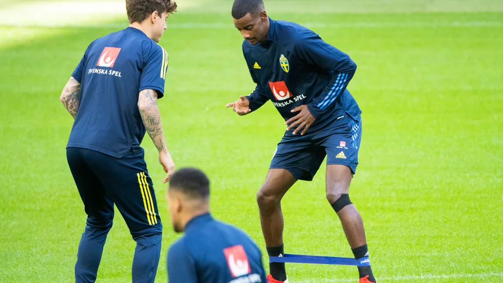 Alexander Isak värmer upp tillsammans med nye lagkaptenen Victor Nilsson Lindelöf. På torsdag väntar VM-kval mot Spanien på Friends arena.