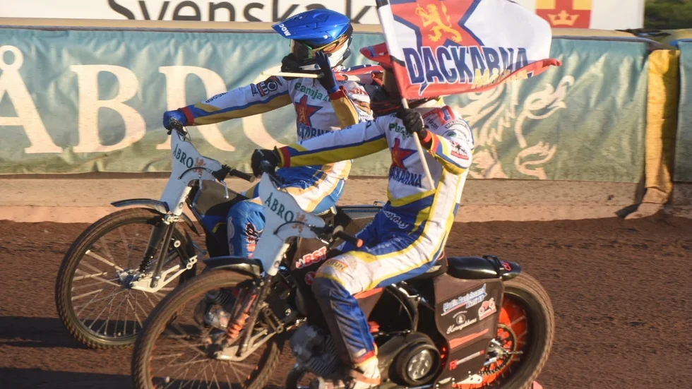 Rasmus Jensen är tillbaka i Dackelaget i kvartsfinalreturen. Här firar han en heatseger med Jacob Thorssell. 