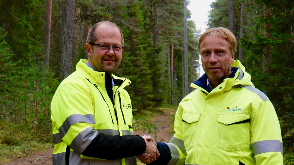 Magnus Karlsson, vd Exeri, och Jörgen Andersson Strand, vd Pite energi tar i hand på den nya investeringen som ska minska avbrottstiderna för Pite energis elnätskunder.