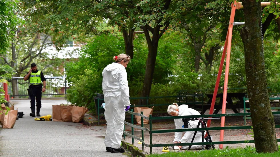 Polisens tekniker arbetar efter att två har skjutits i Hjulsta i nordvästra Stockholm. Polisen hittade de två allvarligt skadade personerna på en innergård, varav en person nu har avlidit av sina skador.
