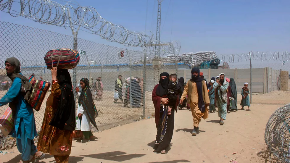 Afghaner korsar gränsen till grannlandet Pakistan den 27 augusti.