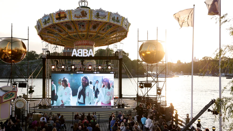 Abba avslöjar att de släpper ett nytt album under ett direktsänt evenemang på Gröna Lund i Stockholm.