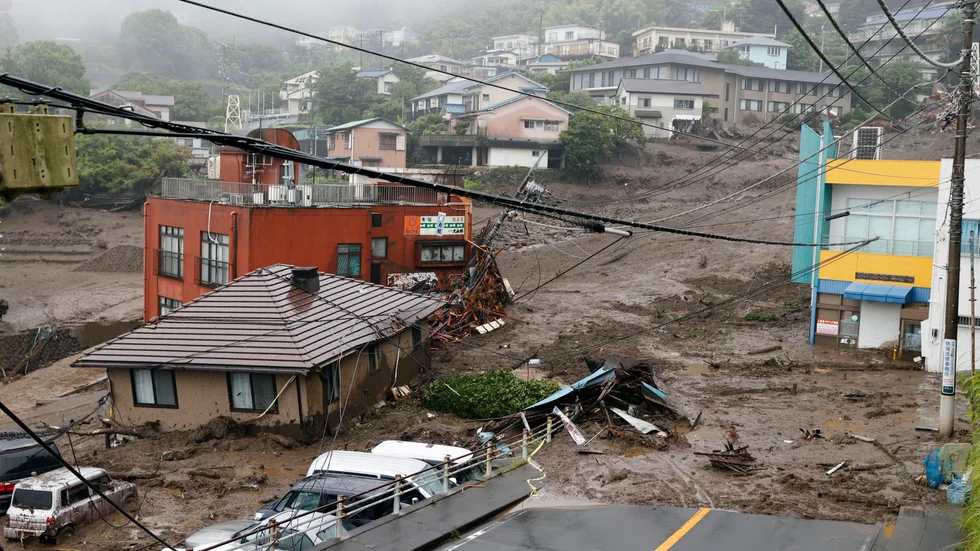 Människor har omkommit och saknas efter ett jordskred i Atami, Japan.