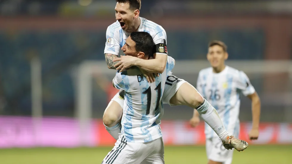 Lionel Messi firar sitt frisparksmål med lagkamraten Ángel Di María.