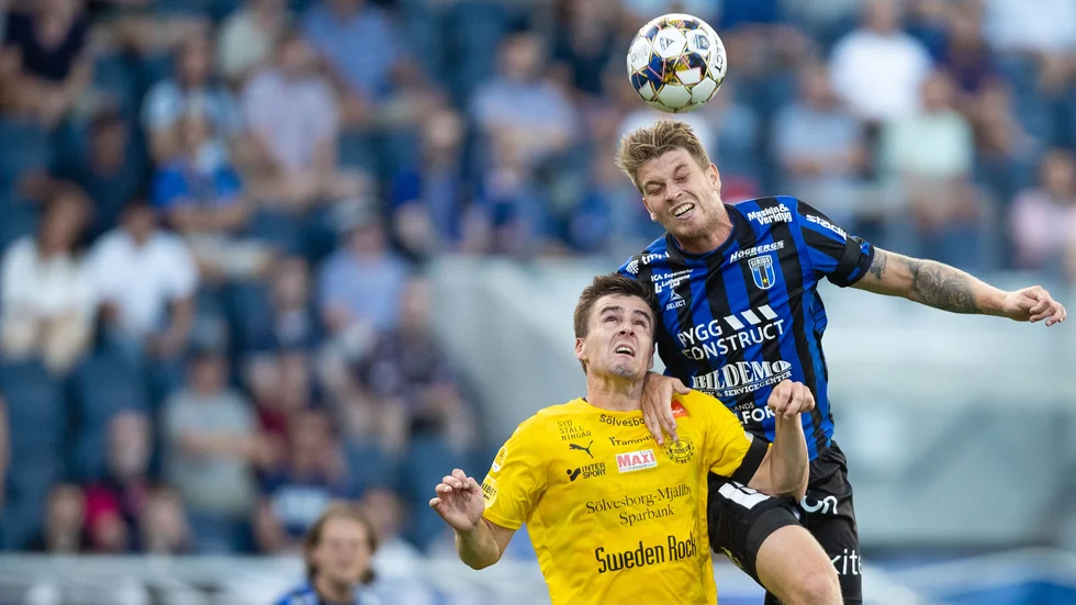 Marcus Mathisen når högst på en boll. 