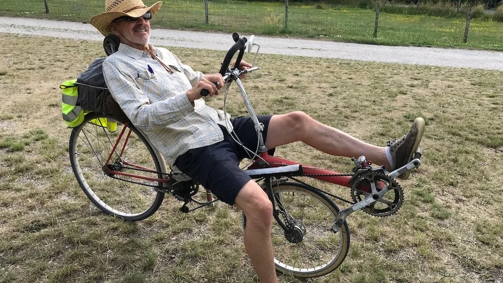 Carl, inte representativ deltagare, i sin liggande cykling.