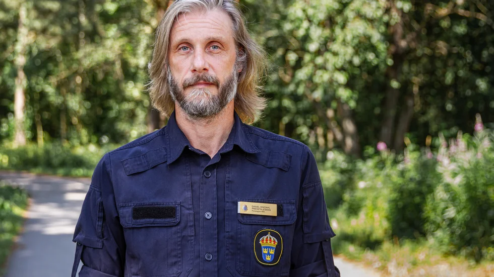 Presstalesperson Daniel Wikdahl. Polisen vill inte gå in på några detaljer om hur det såg ut på platsen eller vilken relationen är mellan den döde mannen och den person som först greps.