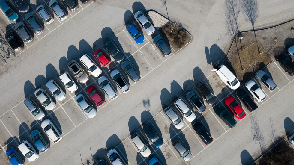 Städer och platser som vill vara attraktiva för besökare måste planera för bilen även i framtiden, skriver Ivan Radulovic, expertrådet, Kungliga Automobil Klubben (KAK).