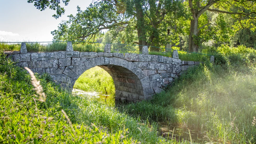 Intill Läbybron, en stenvalvsbro från 1600-talet, står monumentet rest. I guldinskription förklaras högtidligt att det var här som Gustav Vasa räddades. Men det var det inte. 