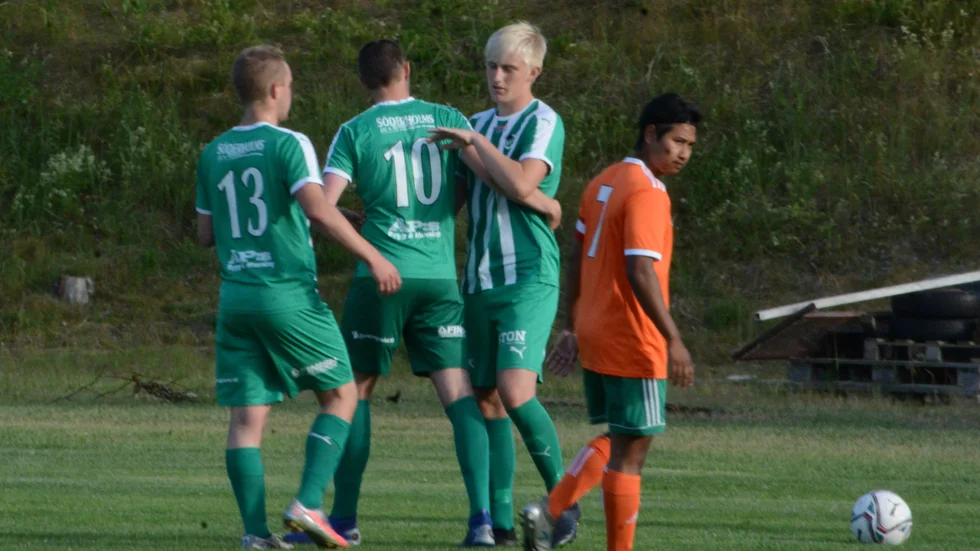 Hampus Carlsson klappas om efter att slagit in den matchavgörande straffen för Storebro mot Hultsfred. 