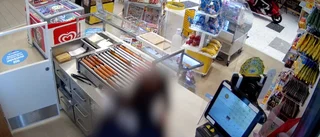Här kör mopeden med de beväpnade personerna genom Tuna Park