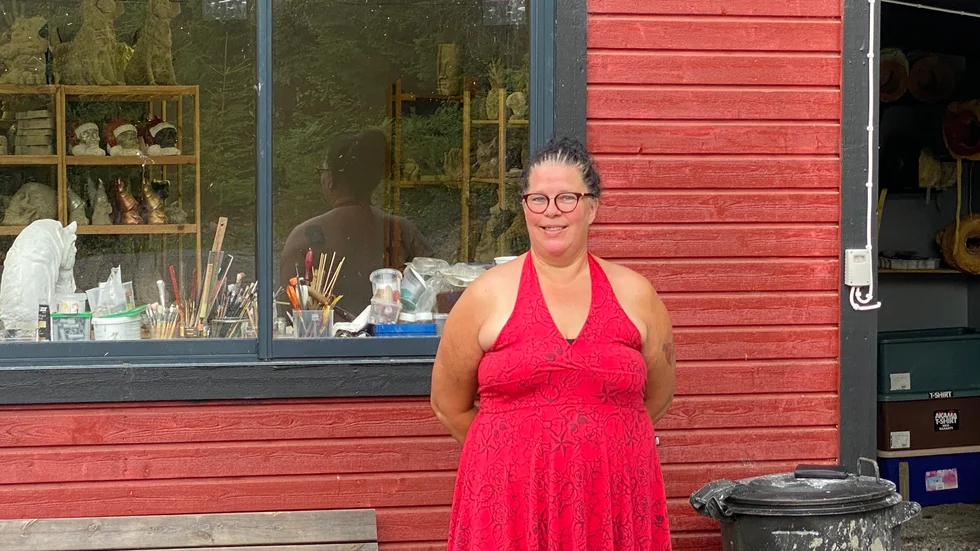 I sin studio gjuter Eva-Lotta Widén Carlsson i betong och målar. "Det är väldigt avslappnande, jag brukar lyssna på 'Lugna Favoriter' när jag är igång" säger hon.